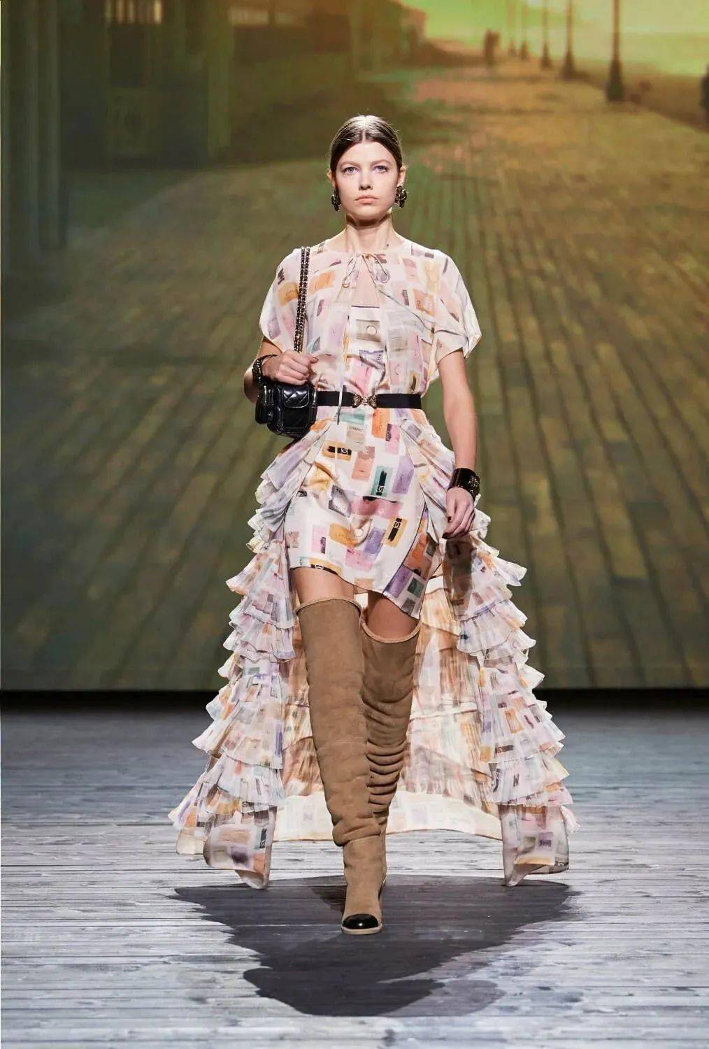 香奈儿2024/25秋冬高级成衣系列发布会开场造型以长款大衣搭配腰带与