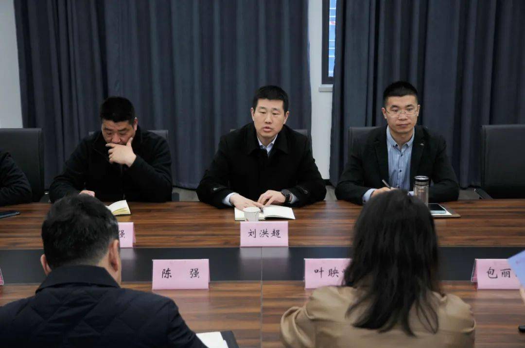 在结对共建签约仪式上,无锡市东林中学叶映峰校长致欢迎辞,她向来宾们