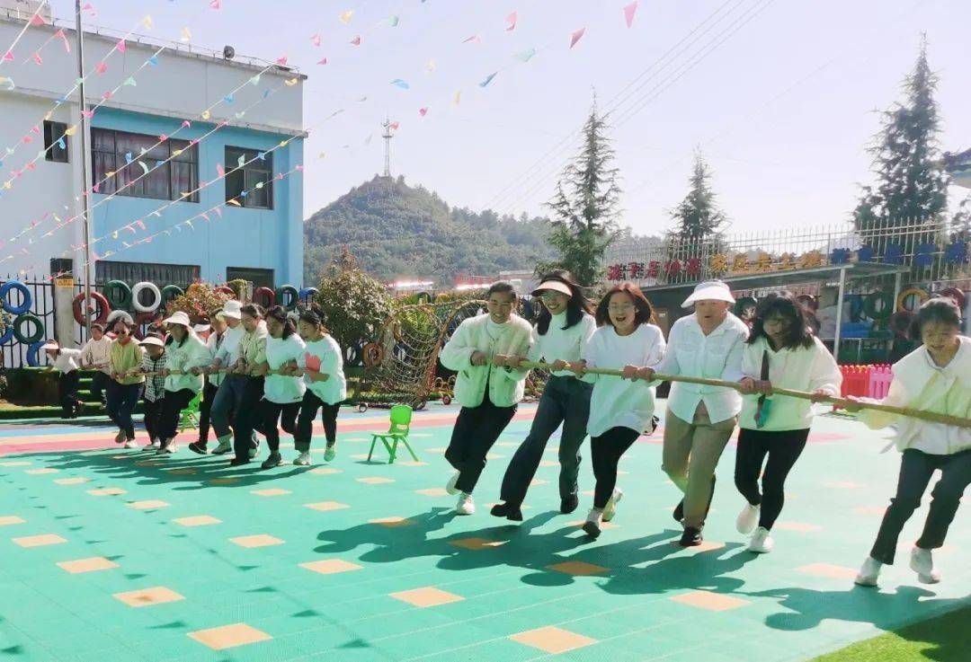 金马镇中心小学举行别具一格的"诗花会",借用花木来抒发女教师们的