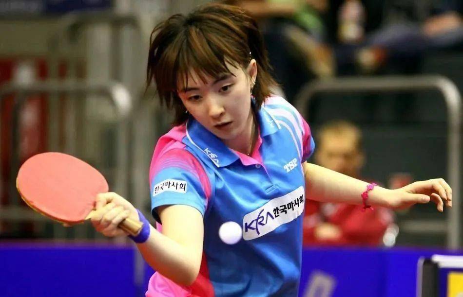 日本一姐惨败大勒输马龙后怒吃球拍赛前陪张本智和练球美女是谁