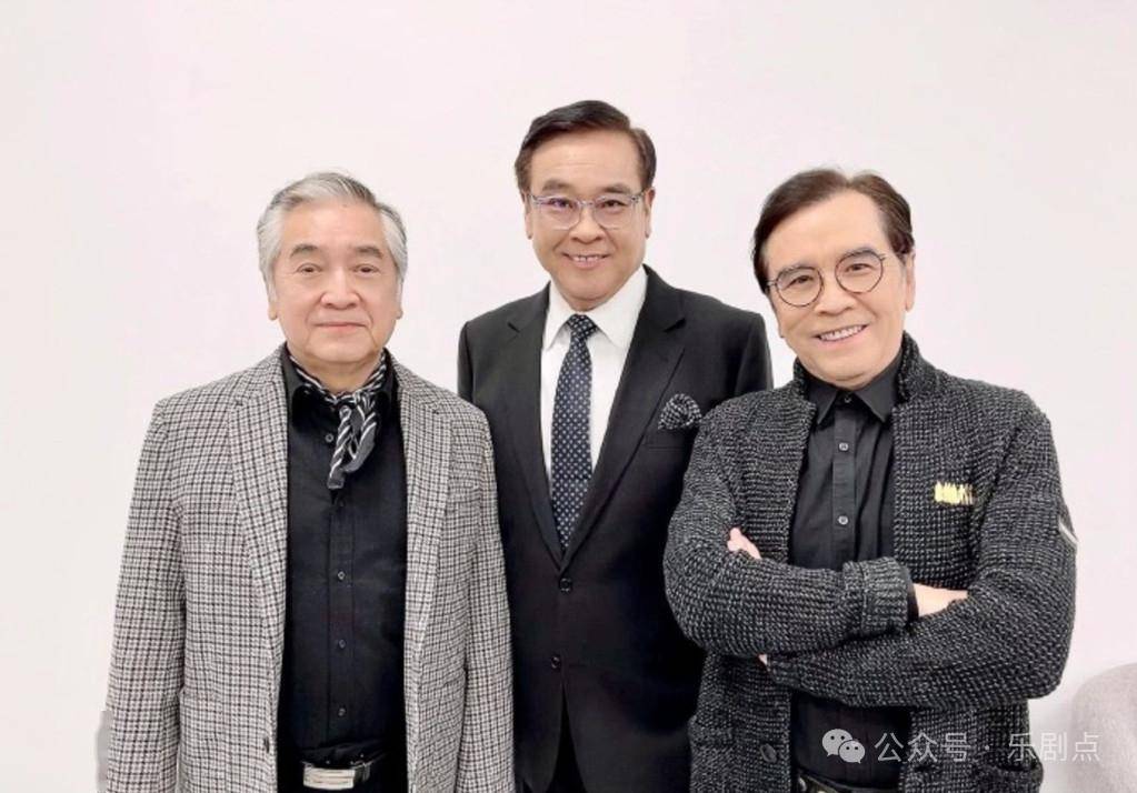 是圈中有名的三兄弟狄龙,邓丽君,姜大卫,谢雷当年在邵氏片场合照