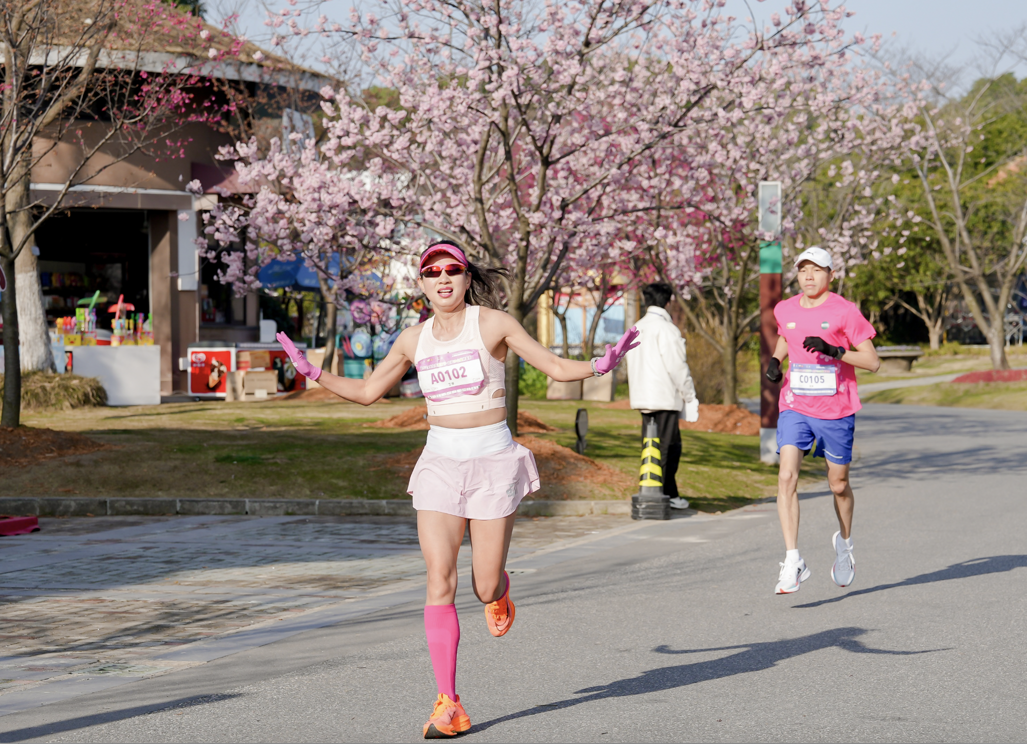 邂逅春日浪漫上海樱花节女子10公里精英赛开跑