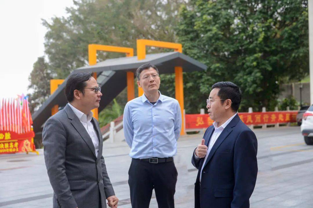 南海区副区长黄智斌莅临南海中学开展调研工作