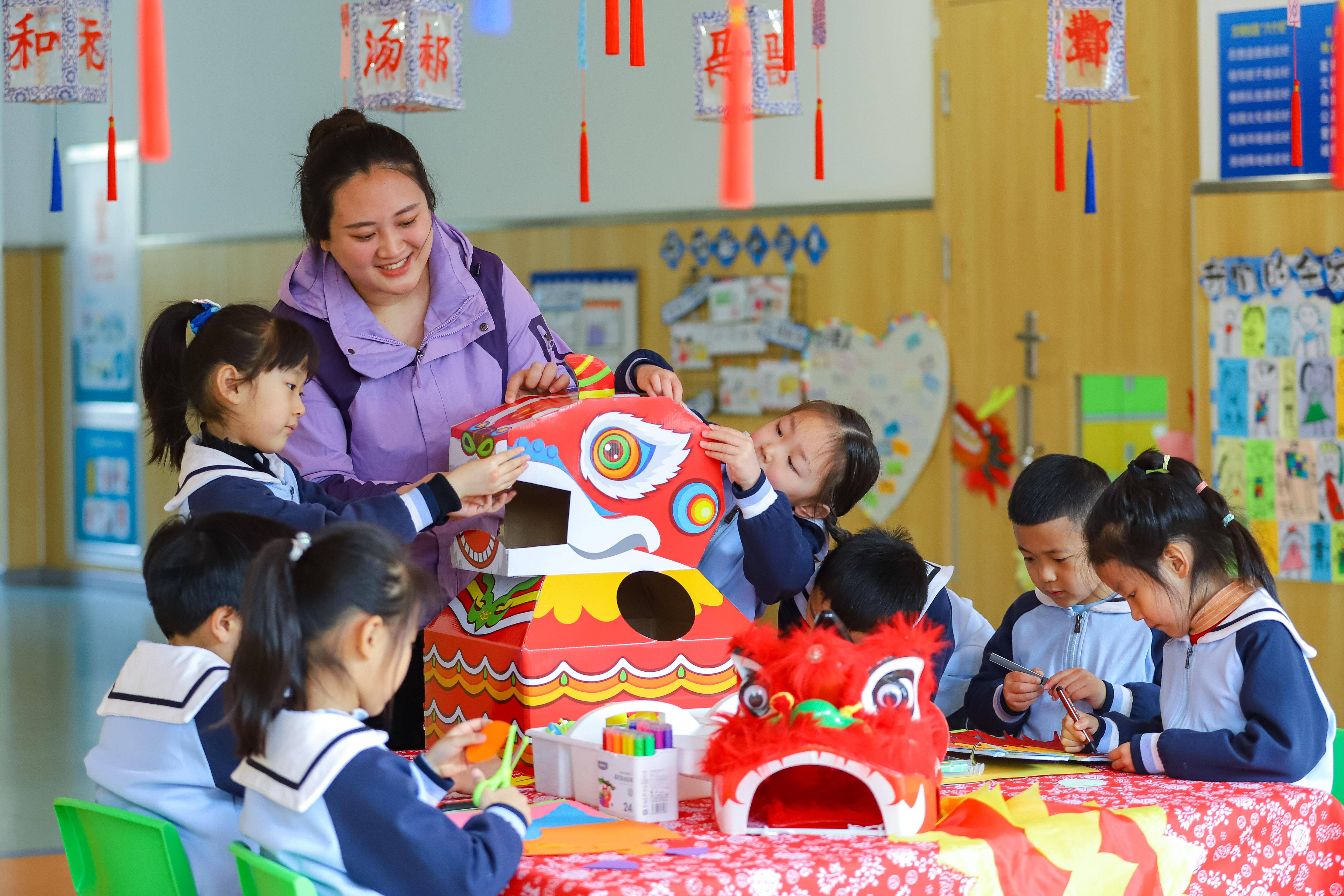 新华社发(张鹰摄)3月11日,山东省青岛市即墨区龙山中心幼儿园的孩子