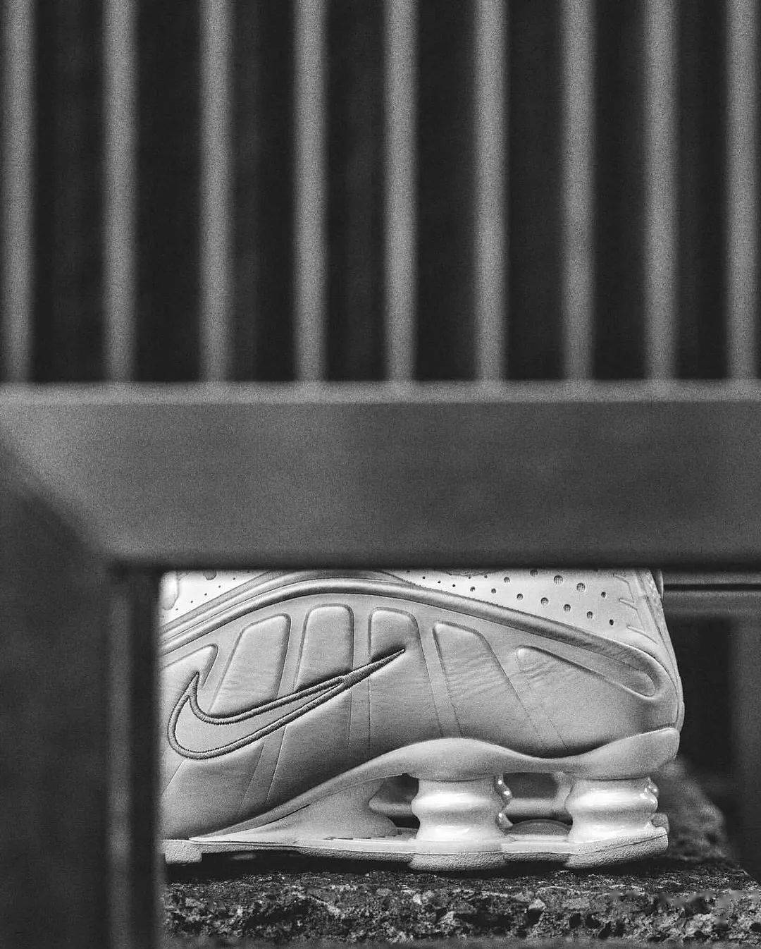 摄影展中的球鞋nikeshoxr4归来55garden分享