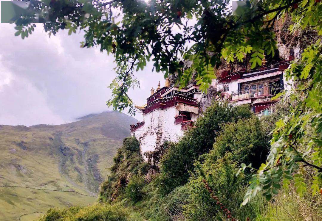 位于西藏318国道拉萨至林芝段距八一镇24公里处,海拔2980米,地处