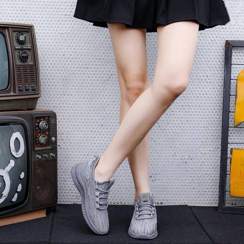 这双运动鞋,竟然遇水秒弹开,雨天也能大胆穿!