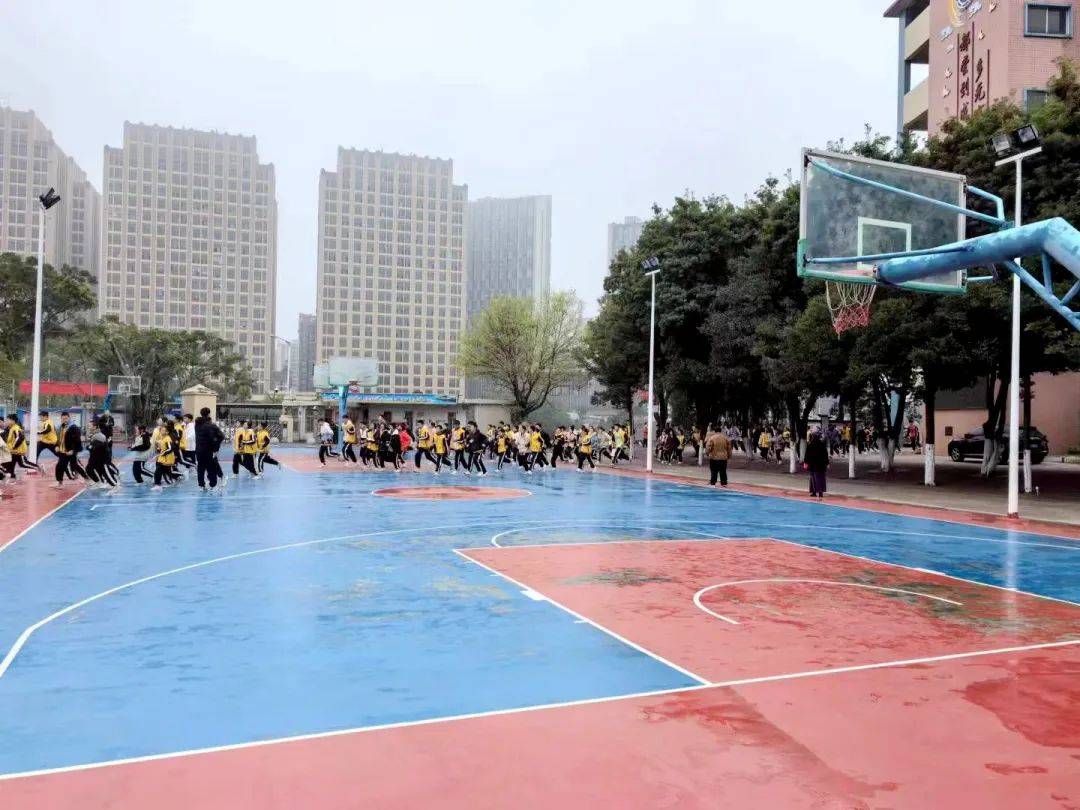 多元育人绿色旗中关注消防生命至上旗峰中学教学区消防安全应急疏散