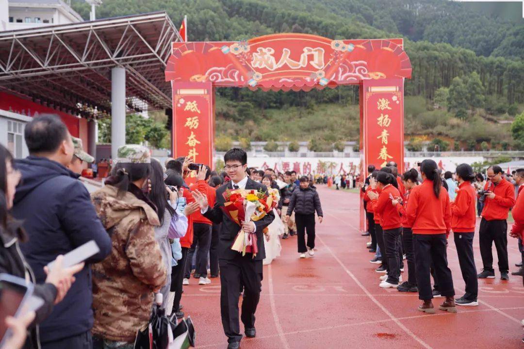 上思中学举行2024年高三成人礼暨高考冲刺誓师大会