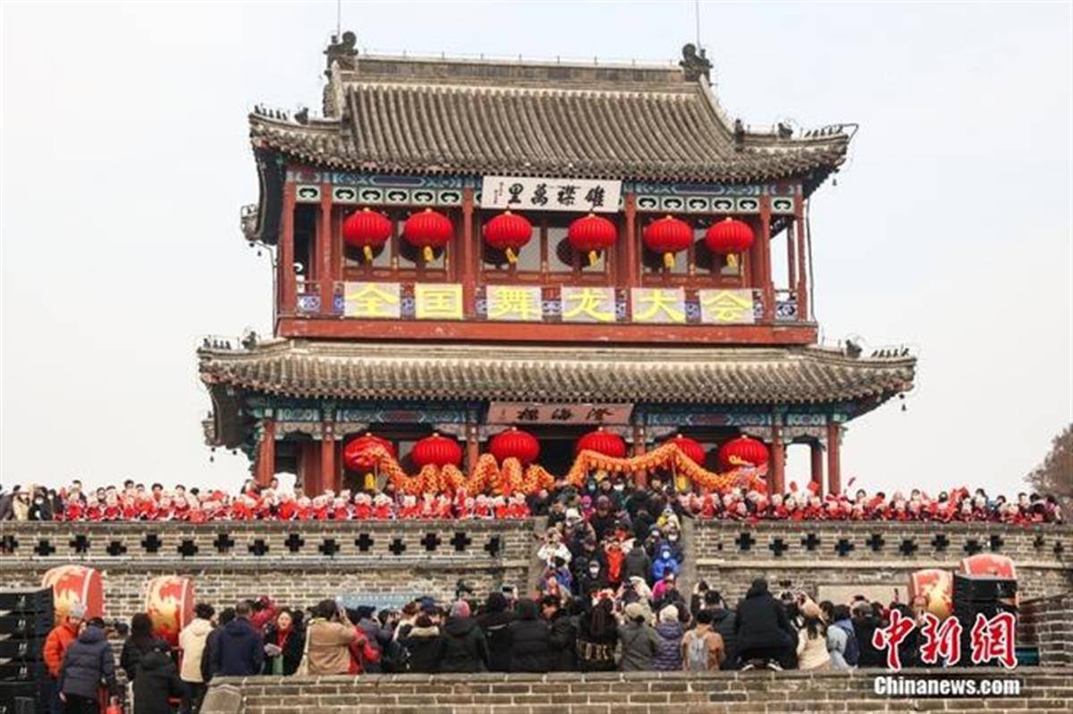 3月10日,河南省焦作市,武陟县龙源街道万花村青龙宫内,博爱空竹舞龙