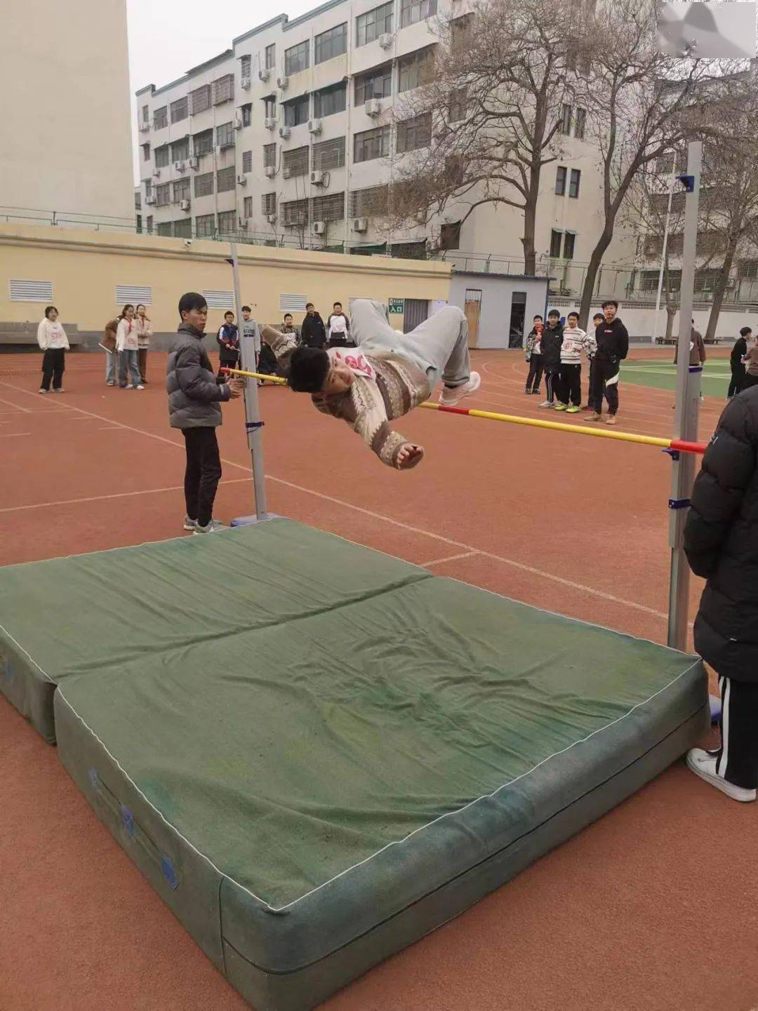 跳高项目,是体现学生们身体素质和运动技能的一大窗口.