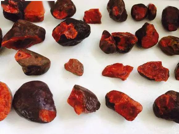 瓦西料的质地油润,上乘的瓦西料更是可达到和田羊脂玉般的润泽度,那么