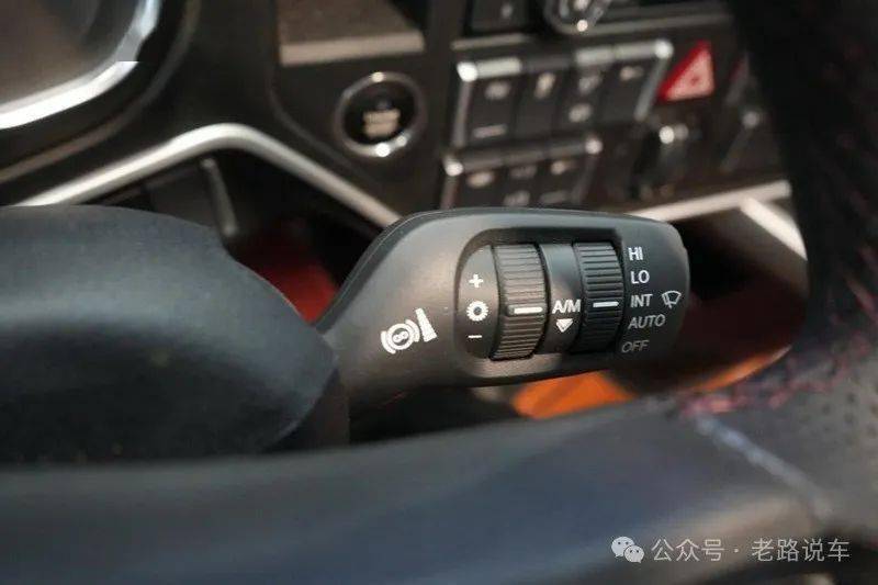 方向盘右侧拨杆可以控制缓速器和雨刷车上配有一键启动开关,电子手刹