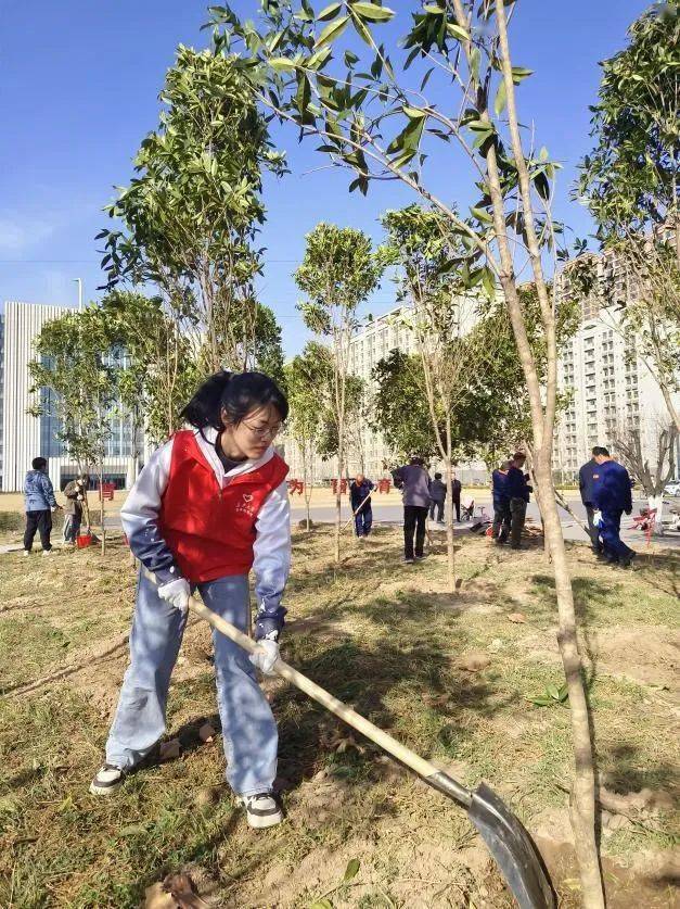 大学生植树节浇水图片图片