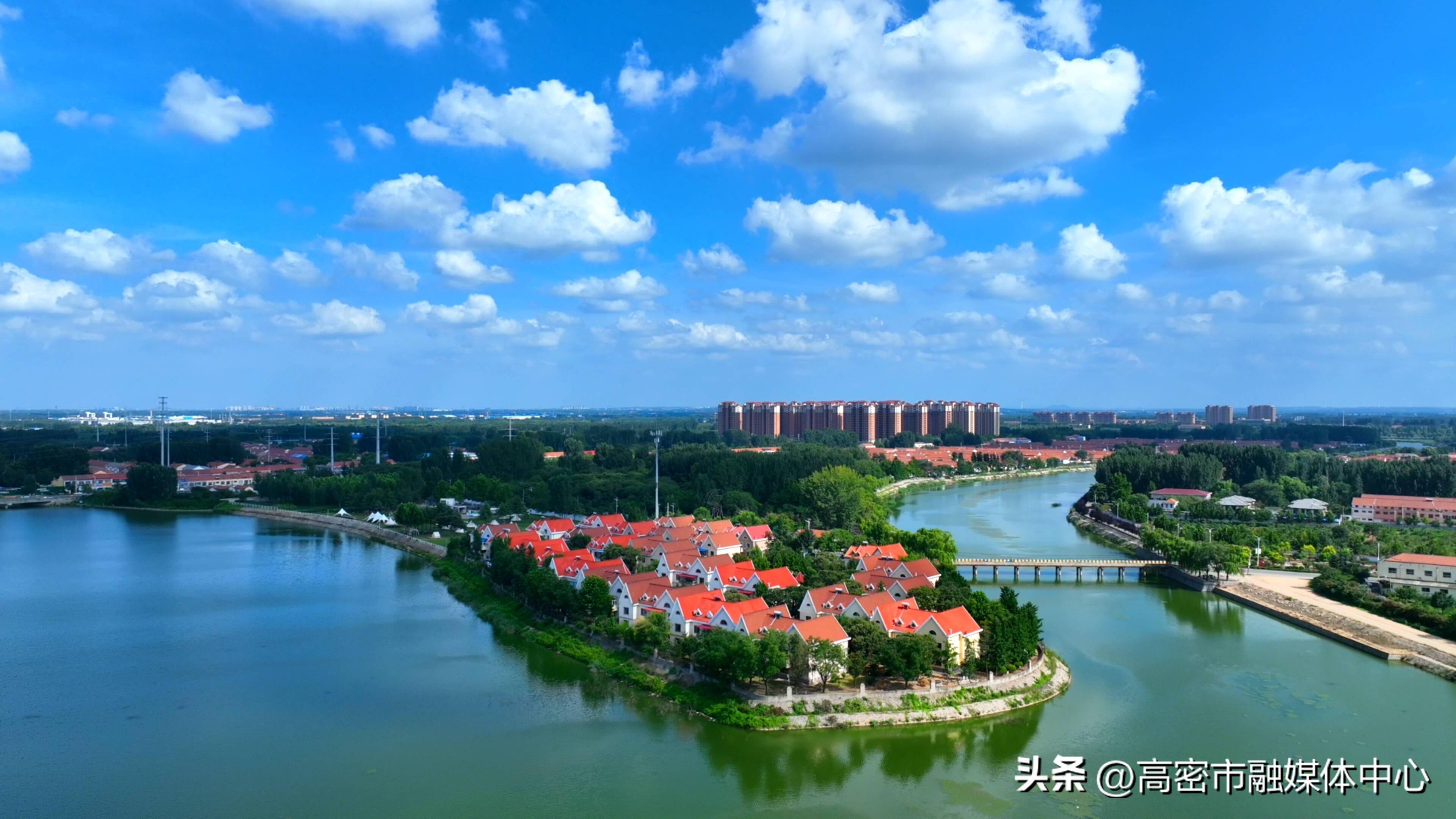 与山海相连的青岛紧密相依,这片新区是现代化临港新城建设的主战场