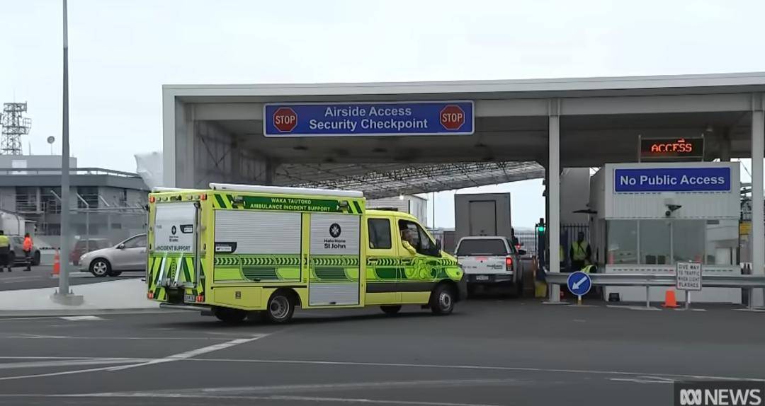 突发! 澳洲波音飞机万米高空静止, 急速下坠! 50人被甩飞: 头破血流, 