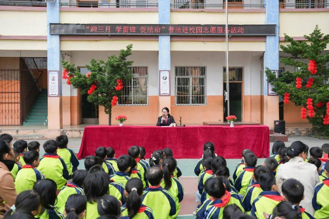 县委政法委,县法院,县法学会,县水利局到博白县博城中学开展"迎三月