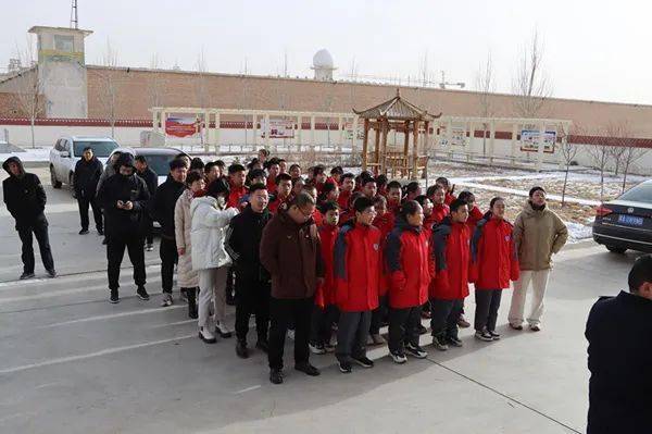 3月1日苏尼特右旗第二中学组织部分学生参观我旗边境管理大队,以此为