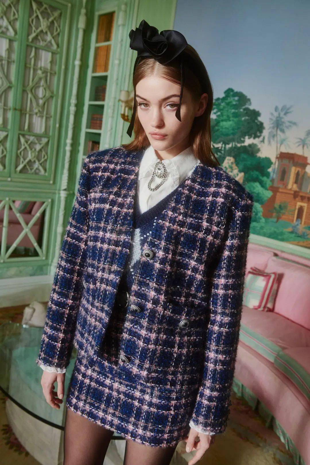 辛芷蕾让小香风再次走红,《繁花》吹拂巴黎时装周_外套_香奈儿_粗花呢