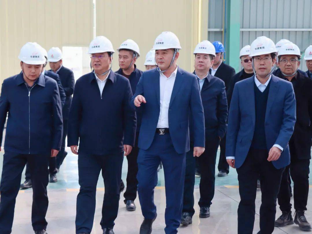 临洮县人民政府副县长龚维龙与山东华中集团总经理李长征签定了《华