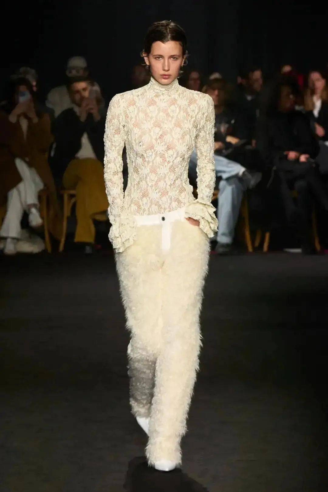 罩杯连衣裙米兰时装周的t台上突出的罩杯连衣裙,特别是ermanno