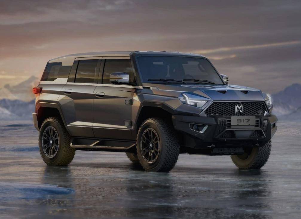 该车长宽高分别为 4987 mm*2080mm*1935mm,内部采用大量皮质,木纹饰板