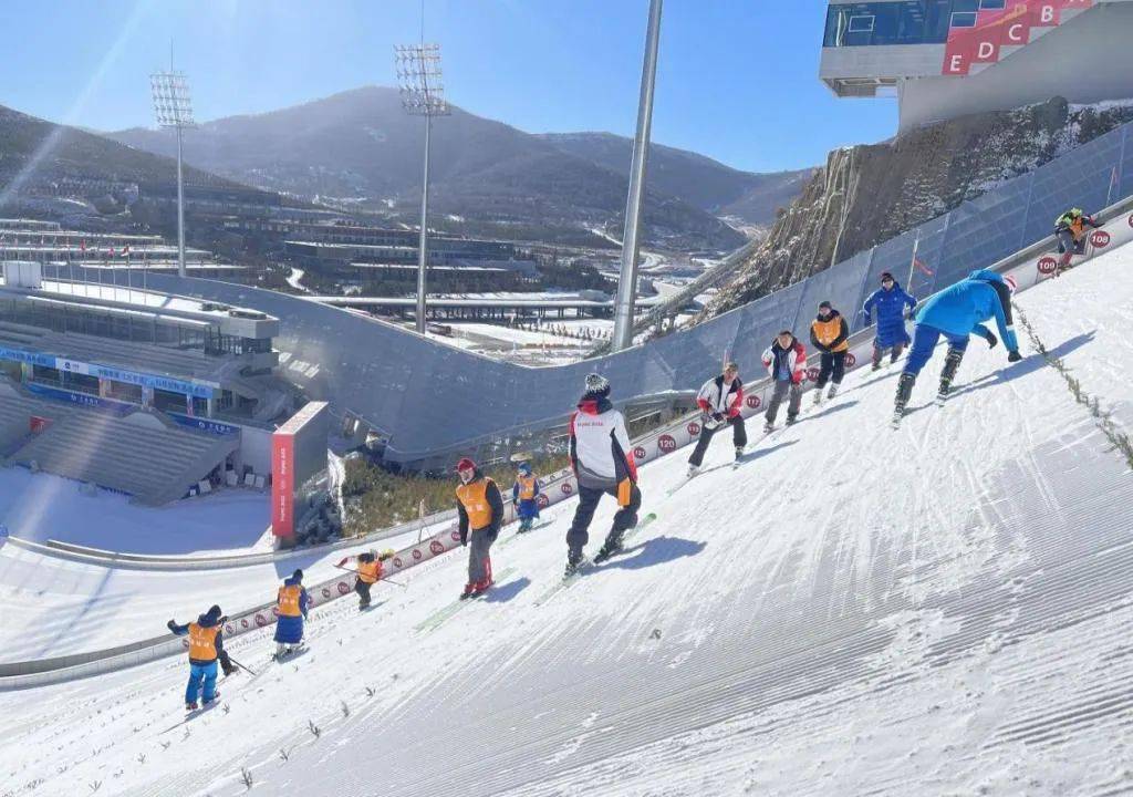 此次跳台滑雪冠军赛充分利用北京冬奥会的人才和体育器材遗产,冰雪
