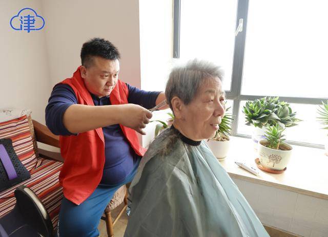 社区开展二月二龙抬头义务理发活动