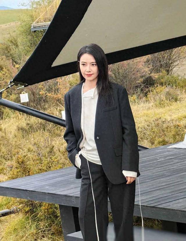高圆圆亮相甘肃曝光一组现场生图气质温柔大方完全不输年轻