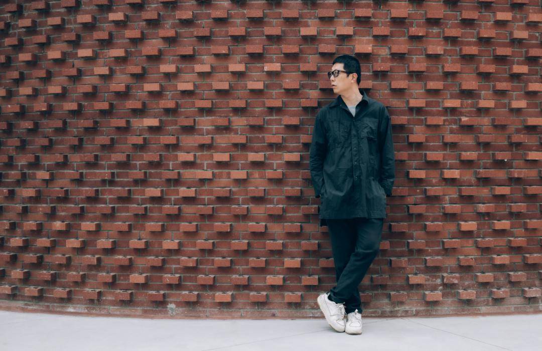 攸艺术联合新媒体观念艺术家胡威威在现场呈现"曶(hu)一声"艺术特展