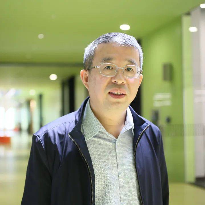 现任上海金瑞学校总校长,金茂教育研究院院长,兼任华东师范大学特聘