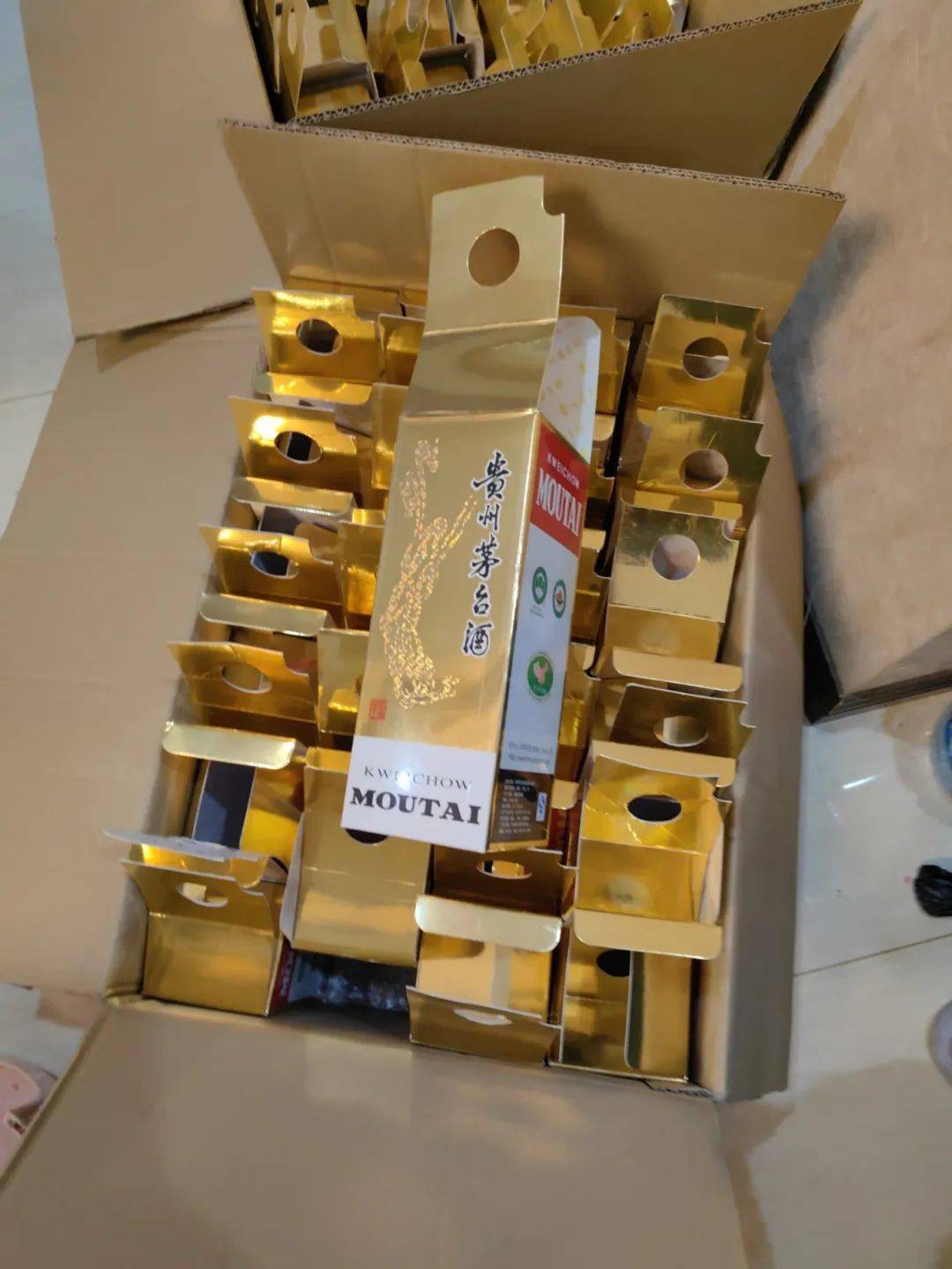 宜昌一居民楼里藏了400余瓶茅台?
