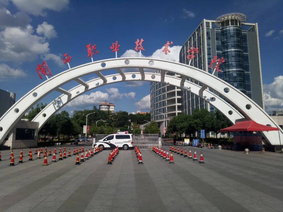 龙岩市新罗区锦上路1号西门(初中部)龙岩二中初中部地址:龙岩市新罗区