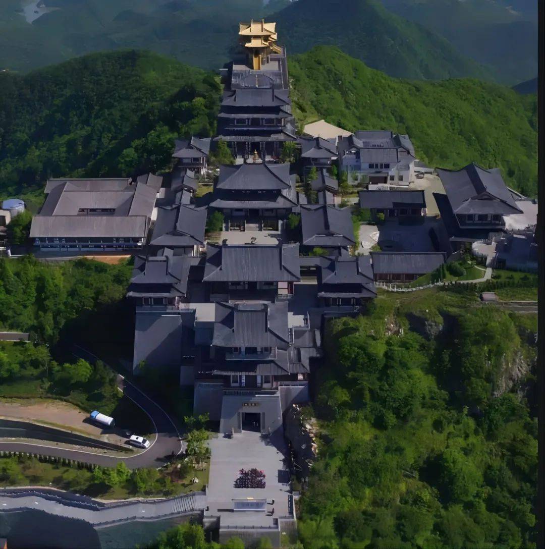 古城具有2800年的建城历史,它北临汉水,东西南三面均为全国最宽的护