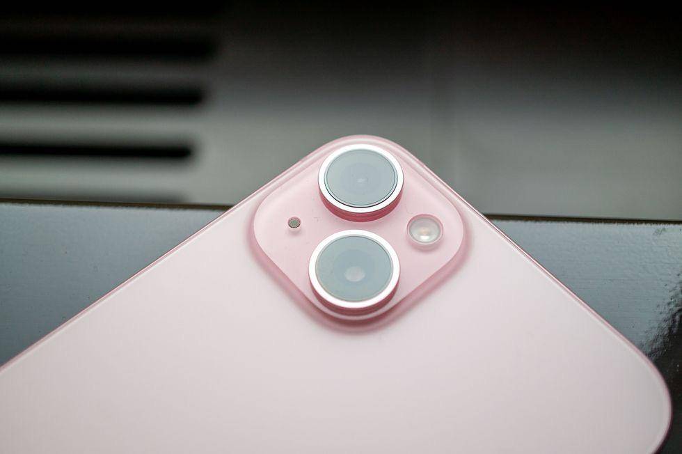 值得一提的是,iphone 15还告别了传统的刘海屏,采用了全新的灵动岛