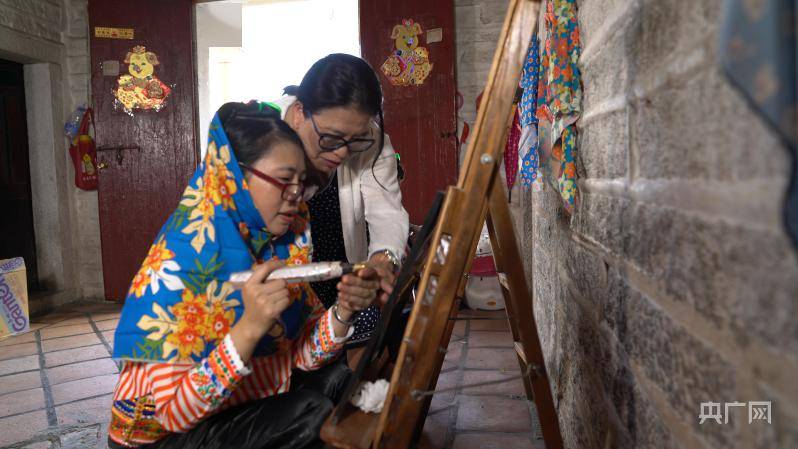 典型在身边全国三八红旗手李亚华在石头上绣出万千世界