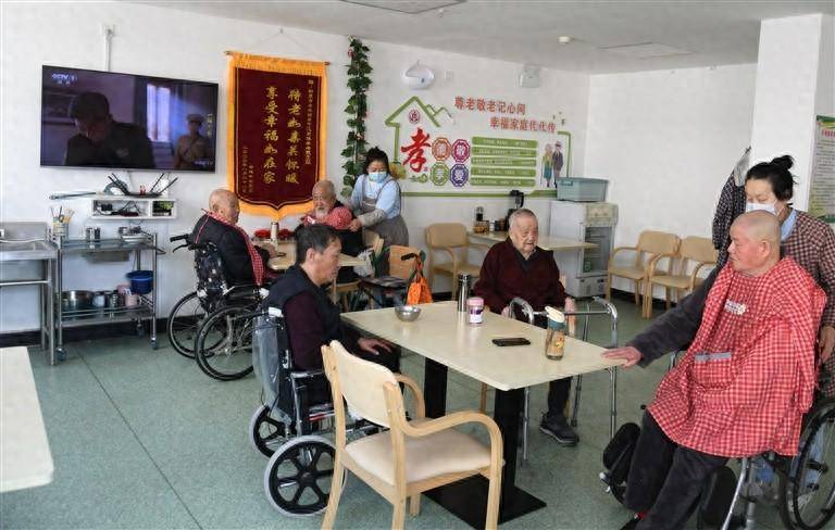 全家人在社区养老服务站过年,这是邢兆平以前从没想过的事儿.