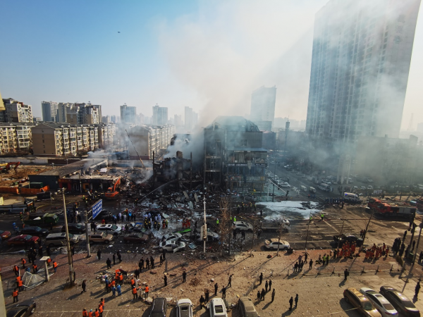 河北燕郊爆炸事故:附近多个小区受损,亲历者讲述经过_简易楼_北欧小镇
