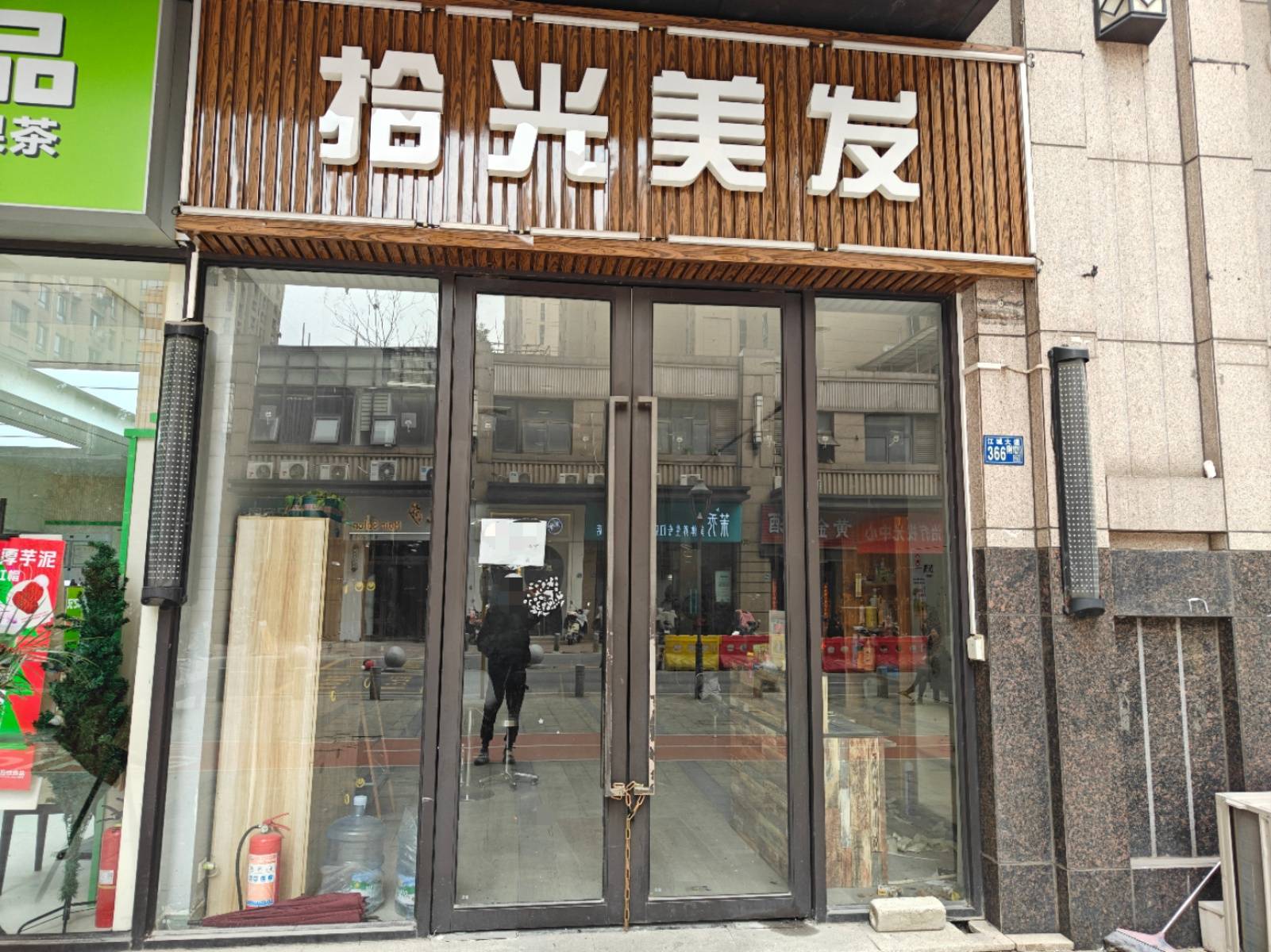 3月3日,过完春节,他再次来到店里时却发现,理发店大门紧闭,店主早已不