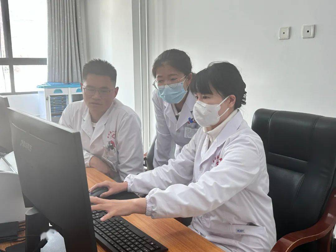 走进昭通市第三人民医院(鲁甸县人民医院)神经内科,陈黎佶正带着科内