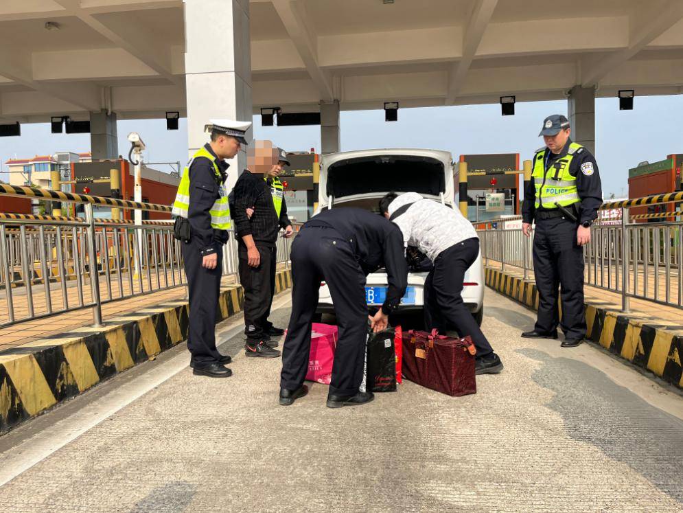 广西高速一辆货车被拦下打开车厢全是烟估计约80万