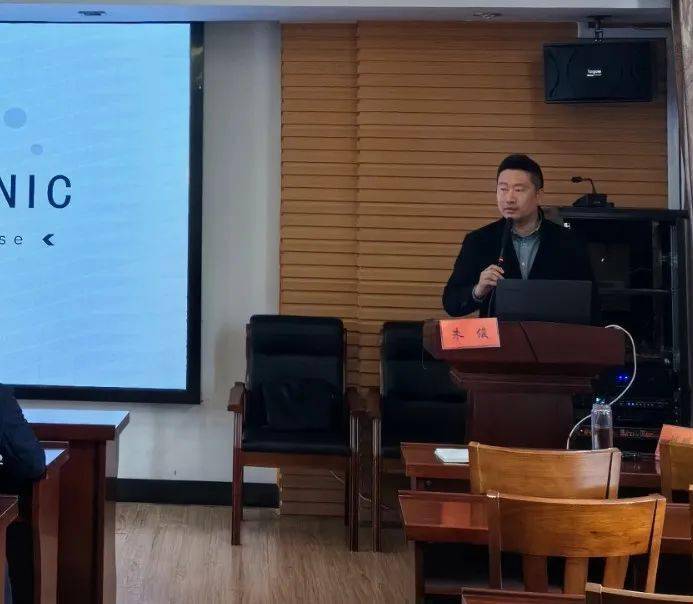 区卫健委党委委员胡宏根,基层卫生健康与疾病预防控制科科长蔡宇和各