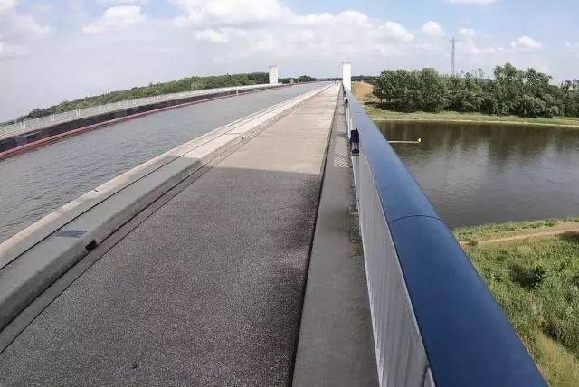 德国人也称其为跨河水道,是世界上最长的水桥马格德堡水桥,德国