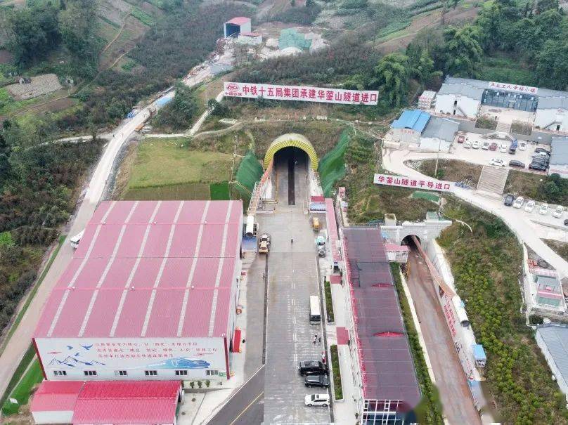 四公司承建的苍巴高速公路项目三工区施工现场,工人们分组排班,交替