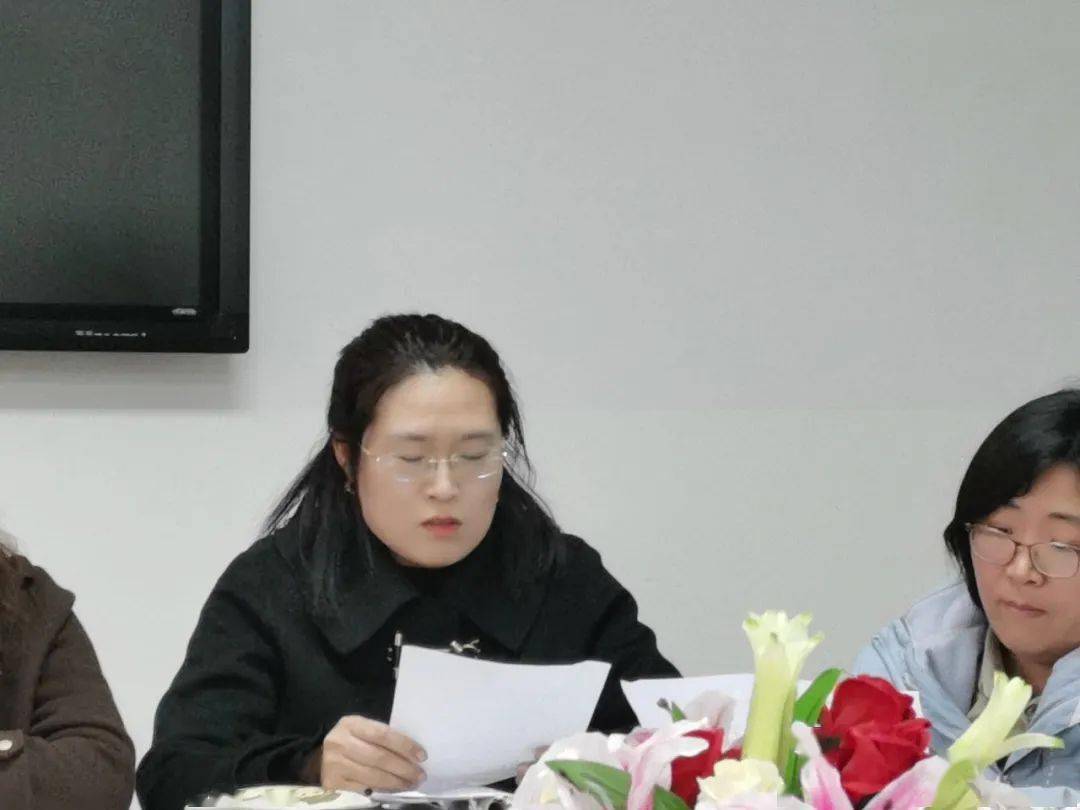 武主任首先对本次联考成绩进行细致分析,并客观指出自身的优势与不足.