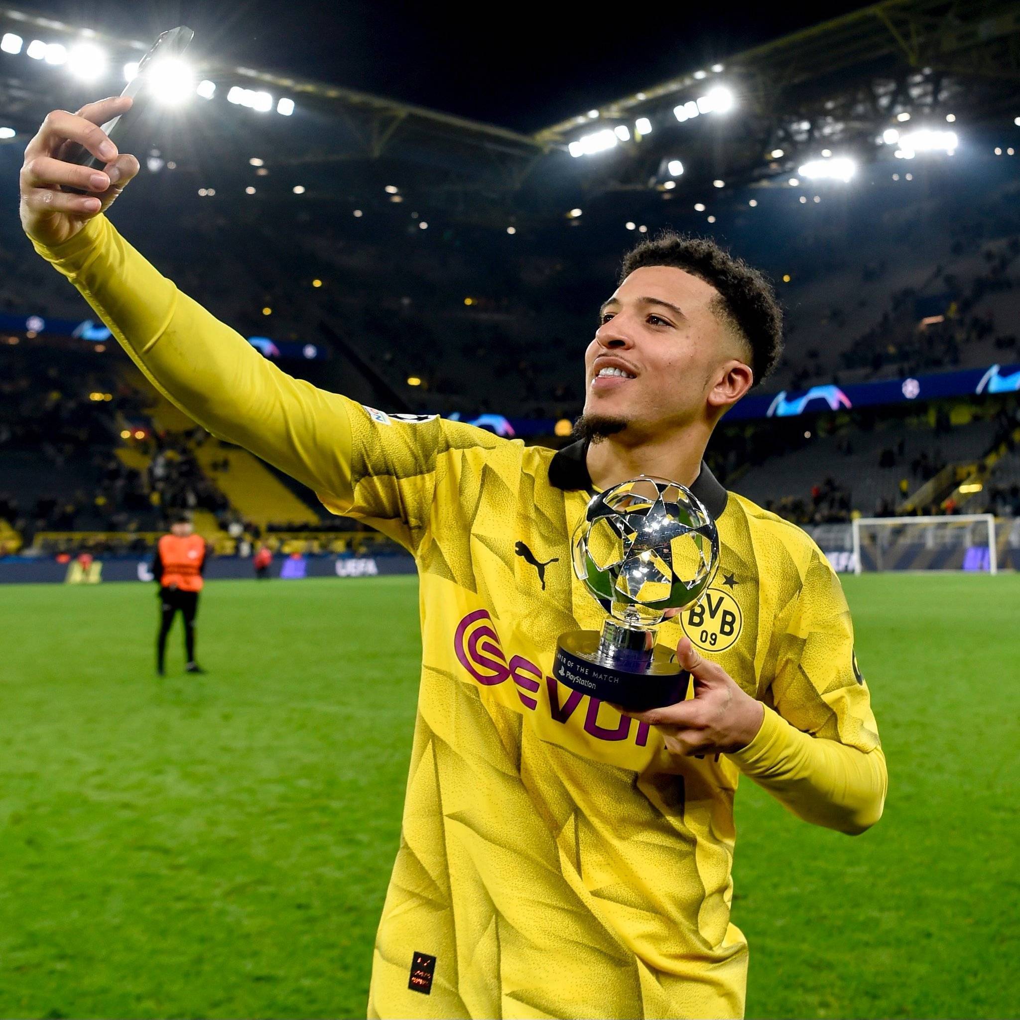 桑乔展示欧冠全场最佳奖杯,笑容十分灿烂_多特_照片_决赛