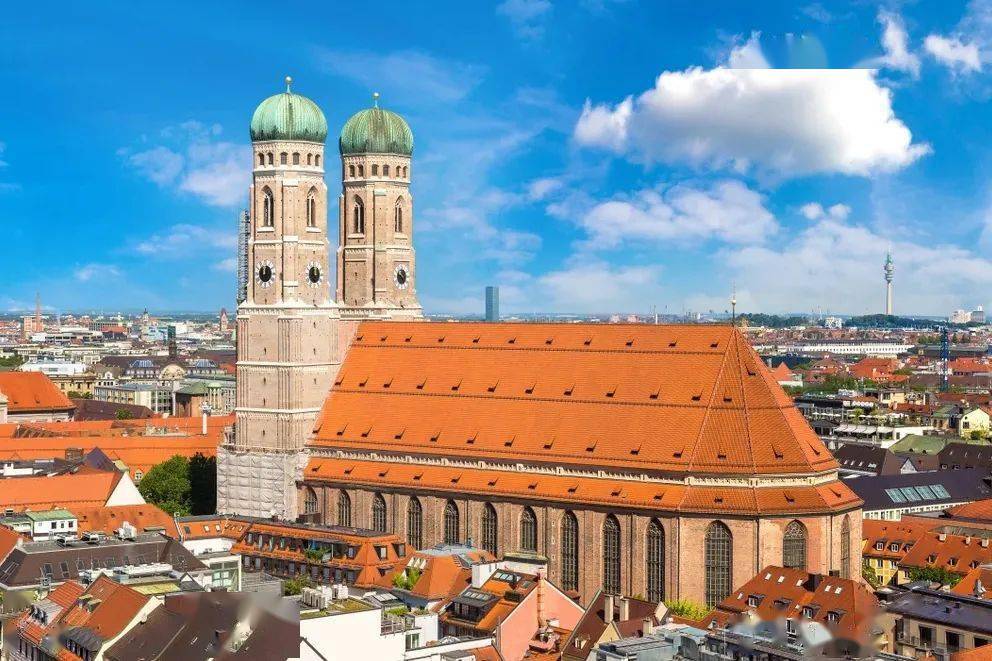 赫尔佐格&德梅隆新项目 | 未建成,先抗议_城市_建筑物_邮政