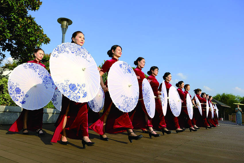 常熟市旗袍协会旗韵芳馨艺术团通过国服秀,苏派旗袍秀,旗袍广场舞等一