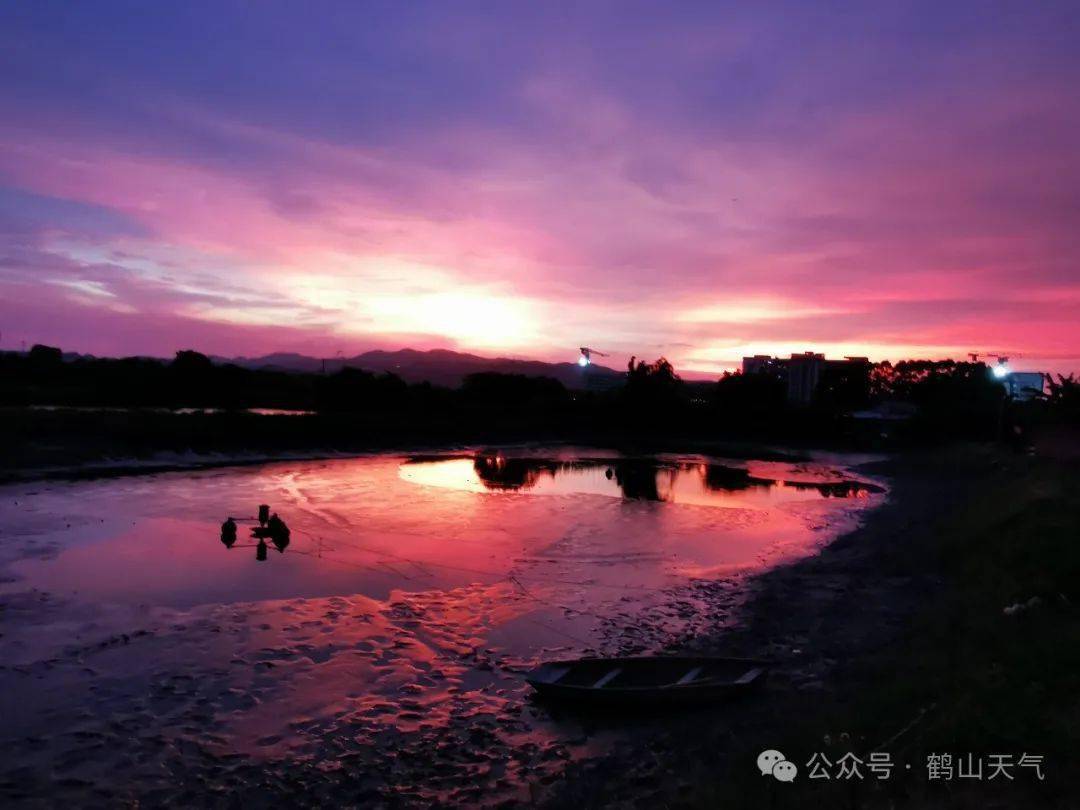 画面中央是一片宁静的湖泊,湖水清澈透明,倒映着上方的天空和洁白的