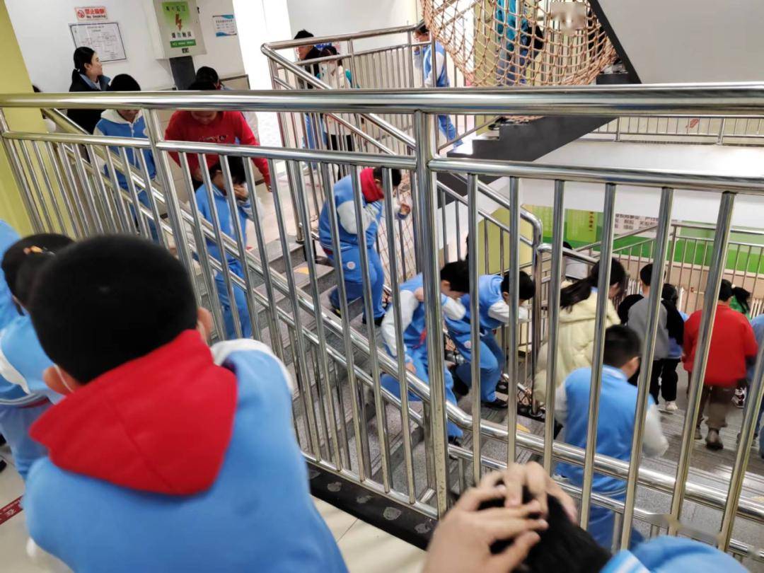 安全演练我们在行动石园小学教育集团现代校区开展消防安全演习活动丨